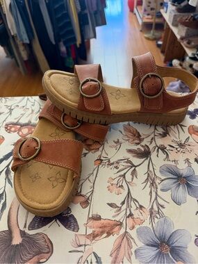 Comfortiva brown sandal